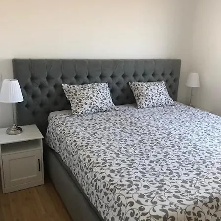 アパート Smaragd On The ポヴリャナ