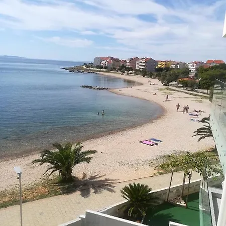 アパート Smaragd On The ポヴリャナ