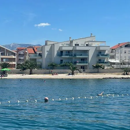 アパート Smaragd On The ポヴリャナ