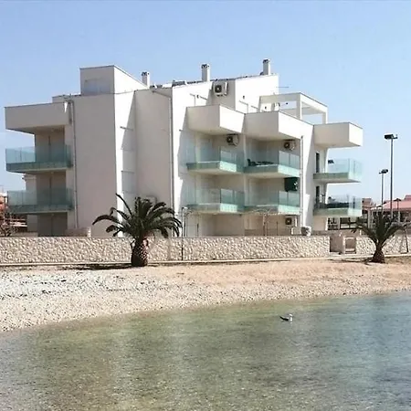 アパート Smaragd On The ポヴリャナ